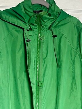 Kelly green Lands End rain jacket with detachable hood and pockets!